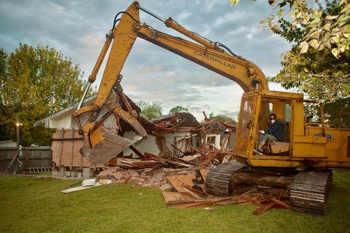 Mary Ellen Carroll, Daringly Unbuilt, performance, 2017. The destruction of Prototype 180. Photo: Kenny Trice, courtesy the artist. Artwork in Archive of Destruction. (ARCHIVE OF DESTRUCTION 0)